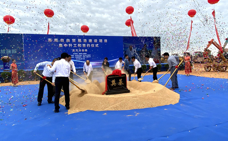 東方市委市政府領(lǐng)導(dǎo)與我公司項目負(fù)責(zé)人為開工儀式奠基-小.jpg